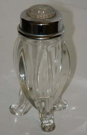 Chippendale 751 three-legged salt
With glass shaker disc and nickel rim
Keywords: Chippendale pressed England