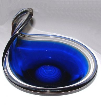 Unknown cased blue and clear curved bowl
In the style of Paul Kedelv's [i]Coquille[/i] bowl, but not marked. Size is 210 mm wide x 195 mm long x 175 mm high.
Keywords: cased