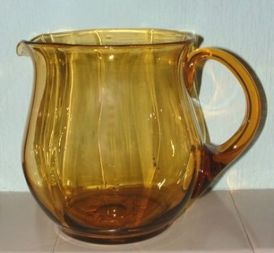 Unknown amber optic ribbed jug
No maker's mark. Has a polished pontil. Size: 160 mm tall, 136 mm diameter across the top. See base detail
Keywords: mouldblown