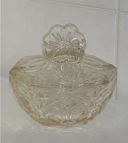 Clear powder pot
Flower pattern. Unknown maker.
Keywords: pressed