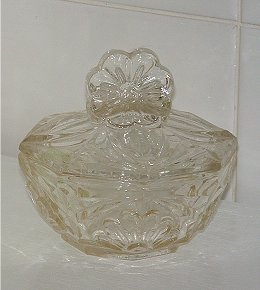 Clear powder pot
Flower pattern. Unknown maker.
Keywords: pressed