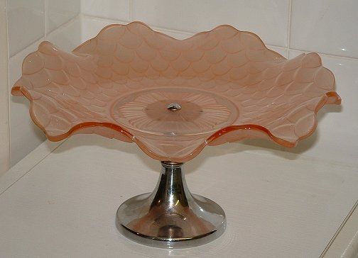 Bagley pink satin fishscale cakestand
With chrome stand. 130mm high 240mm diameter
Keywords: Bagley pressed England
