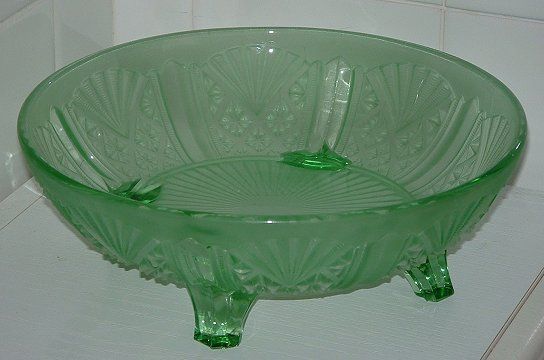 Davidson 718 satin and clear green footed bowl - top view
Source: Chris Stewart on the Glass Message Board and see also [url]http://www.cloudglass.com[/url]
Keywords: Davidson pressed England