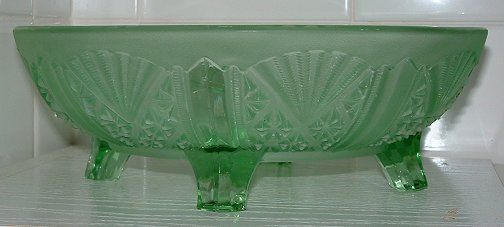Davidson 718 satin and clear green footed bowl - side view
Source: Chris Stewart on the Glass Message Board and see also [url]http://www.cloudglass.com[/url]
Keywords: Davidson pressed England