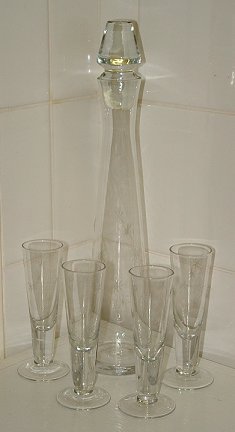 Star decanter and four glasses
Engraved with a star pattern. Unknown maker
