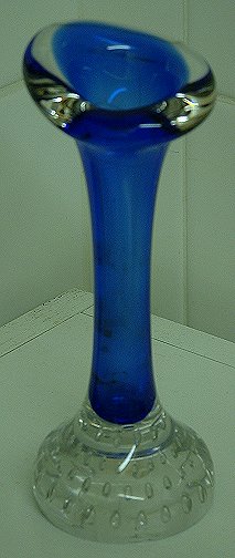 Aseda blue/clear "dogbone" vase
Blue stem, clear base with bubbles
Keywords: Aseda Sweden