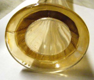 Dugan-Diamond Golden Flute vase - base view
Keywords: carnival vases