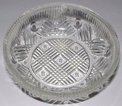 Chance Britannia pin dish
Size: 87 mm diameter

See David P Encill's website [url]http://www.chanceglass.net[/url]
Keywords: Chance pressed England