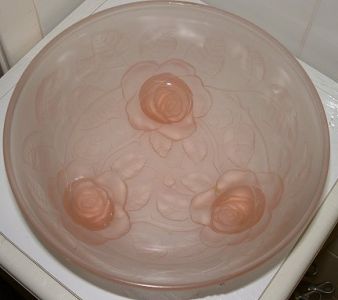 Jobling roses pink round bowl - base view
The roses form the three feet of this bowl.  Also to be found in blue satin and white satin glass.
Keywords: Jobling pressed England