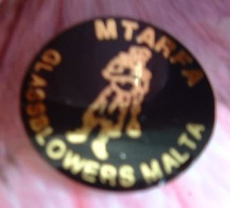 Mtrafe label
 Mtarfa Glassblowers Malta label, on side of pink vase, supported by Mtarfa signature on base.
