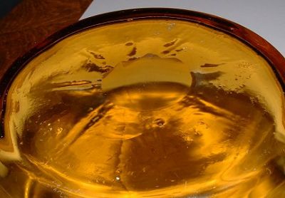 Unknown amber optic ribbed jug - base detail
No maker's mark. Has a polished pontil. Size: 160 mm tall, 136 mm diameter across the top.
Keywords: mouldblown