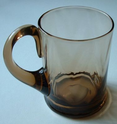 Brown smoke zigzag tankard
Side view
Keywords: mouldblown