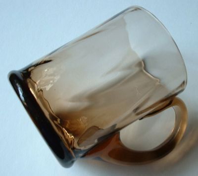 Brown smoke zigzag tankard
Showing bottom and zig zag pattern
Keywords: mouldblown