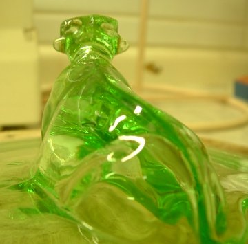 Butter dish with lid and cow handle - cow close up - rear
Uranium green glass butter dish and lid. Handle of lid is formed by a cow. Unknown maker. Glows brightly even in sunshine!
Keywords: uranium pressed