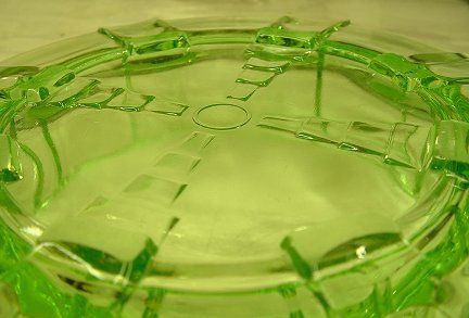 Butter dish with lid and cow handle - base detail 3
Uranium green glass butter dish and lid. Handle of lid is formed by a cow. Unknown maker. Glows brightly even in sunshine!
Keywords: uranium pressed