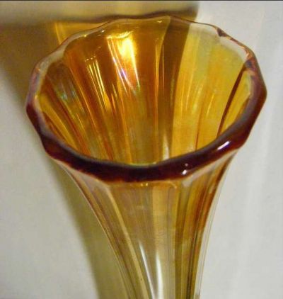 Dugan-Diamond Golden Flute vase - top view
Keywords: carnival vases