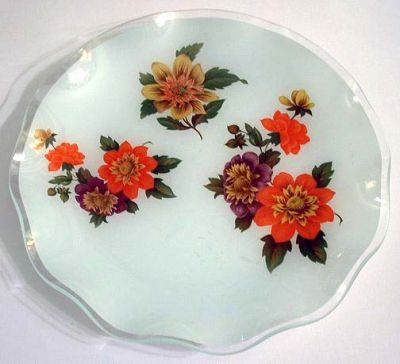 Chance Dahlias plate
Size: 250 mm diameter, wavy edge round plate. White background.
Keywords: Chance slumped England Fiestaware