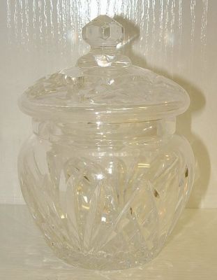 Lidded cut crystal pot
Unknown maker
Keywords: crystal